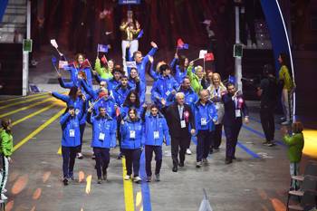 Η Ελληνική Ομάδα αθλητών των Special Olympics παρελαύνει σε στάδιο κατά τη διάρκεια της τελετής έναρξης των Χειμερινών Ολυμπιακών Αγώνων.